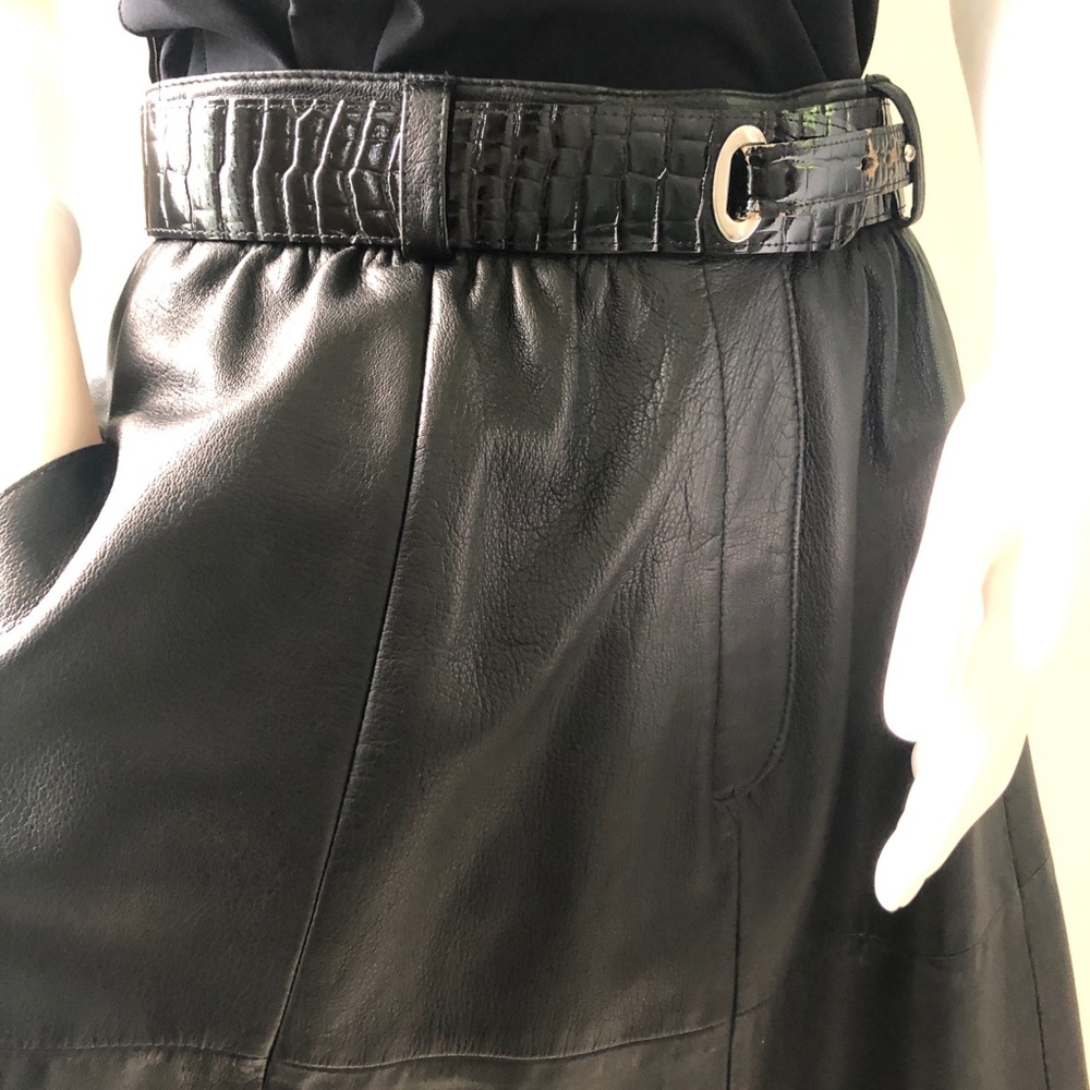 Fully lined leather skirt with belt loops and skirt hanging loops inside. - Picture 4 of 5
